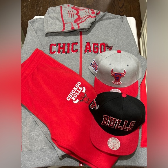 Chicago Bulls Men's Sweatshirt M, Sweatpants S & 2 Hats - Picture 1 of 8